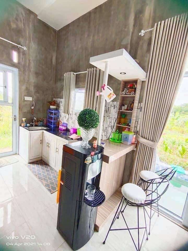 Desain rumah kotak tanpa tetangga ini terlihat polos seperti belum jadi.