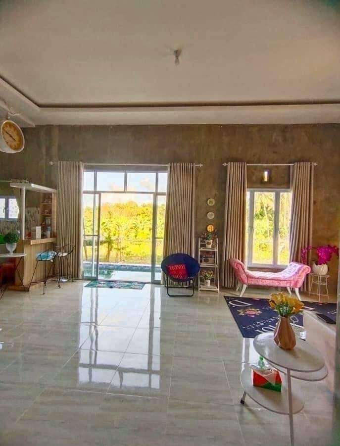 Desain rumah kotak tanpa tetangga ini terlihat polos seperti belum jadi.