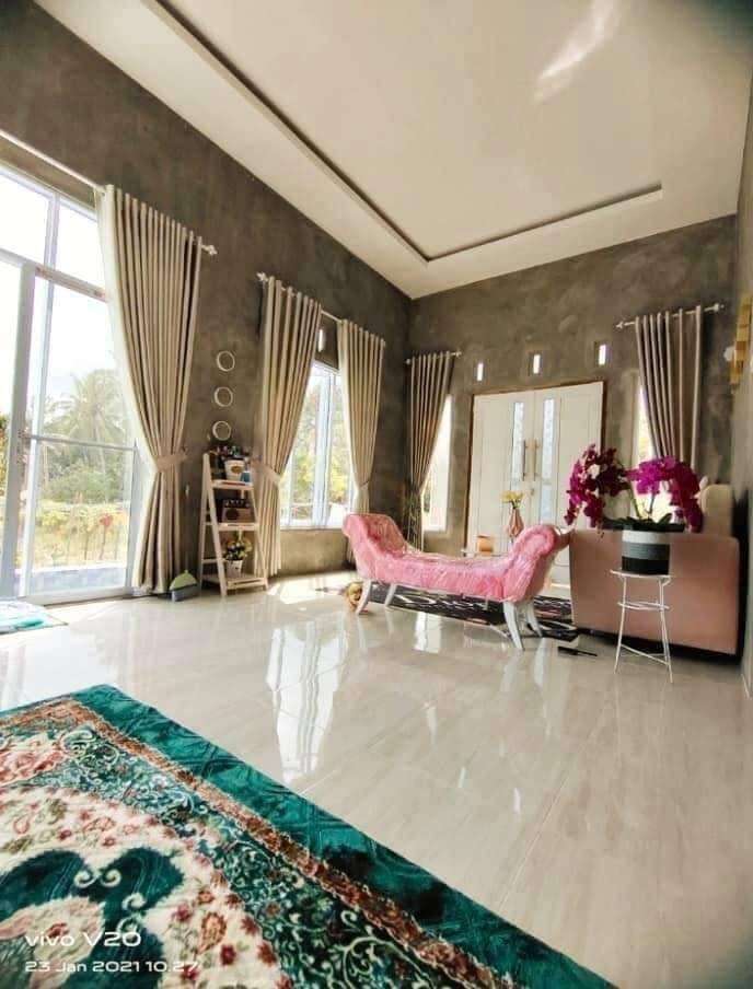 Desain rumah kotak tanpa tetangga ini terlihat polos seperti belum jadi.