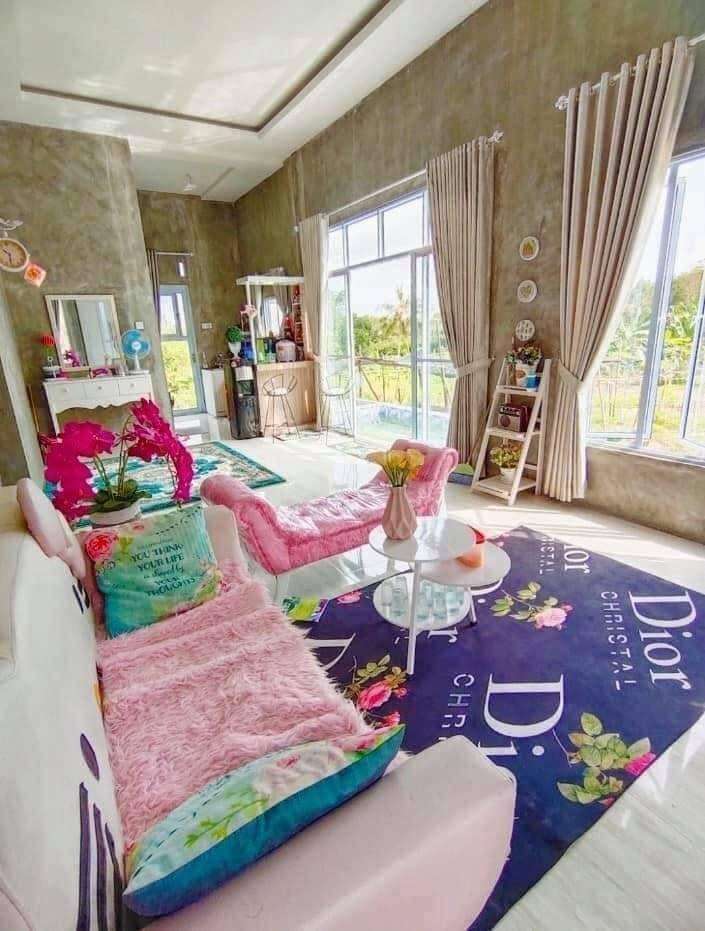 Desain rumah kotak tanpa tetangga ini terlihat polos seperti belum jadi.