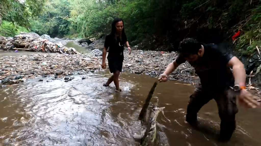Momen Panji Petualang dan Youtuber Gondrong Tangkap Biawak di Kali, Langsung Dimasak Rasanya Disebut Mirip Daging Ayam
