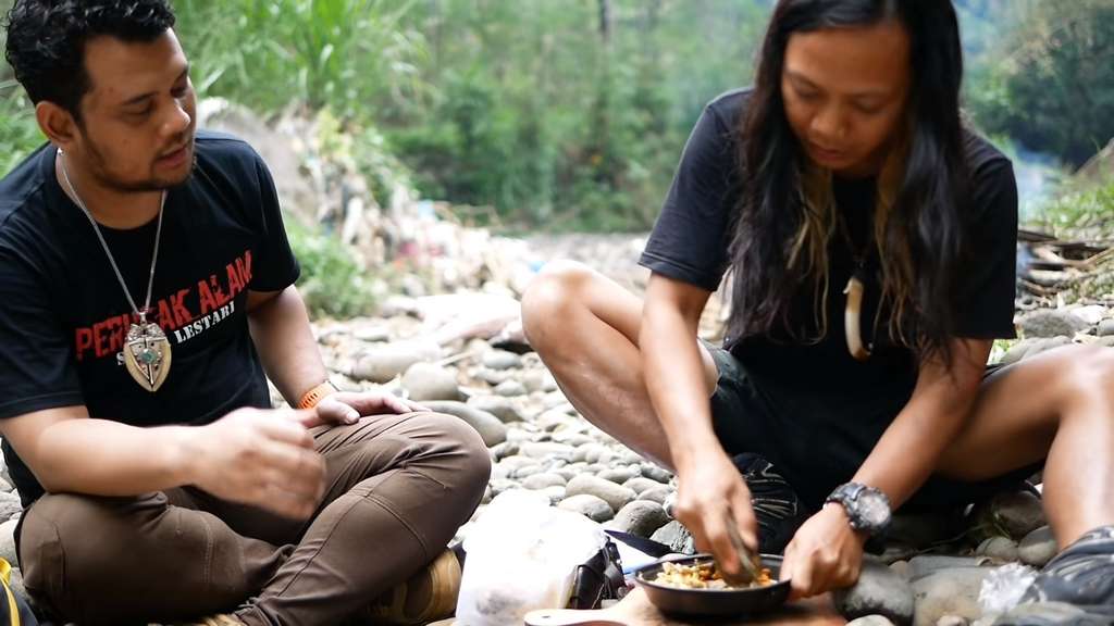 Momen Panji Petualang dan Youtuber Gondrong Tangkap Biawak di Kali, Langsung Dimasak Rasanya Disebut Mirip Daging Ayam