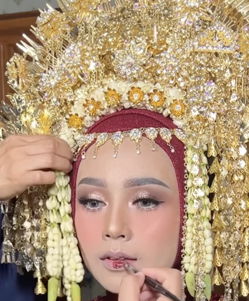 Memakai Lipstik