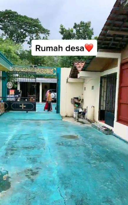 Penampakan rumah tukang bangunan bergaya Jawa tradisional.