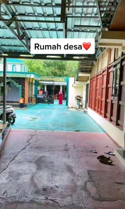 Penampakan rumah tukang bangunan bergaya Jawa tradisional.