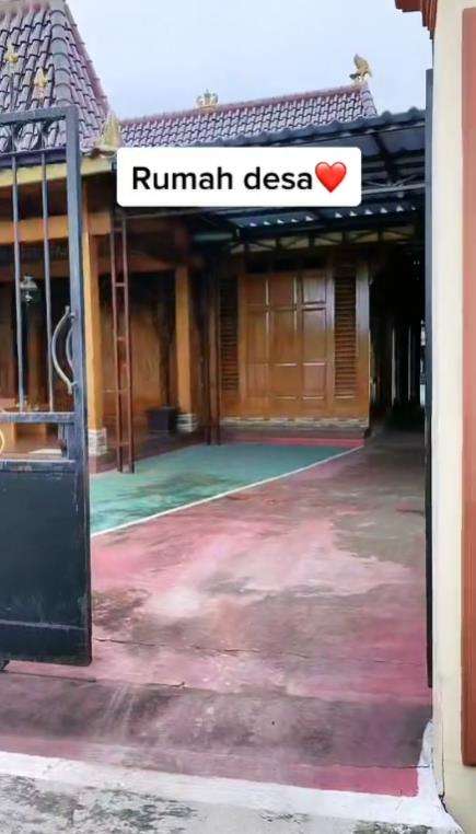 Penampakan rumah tukang bangunan bergaya Jawa tradisional.
