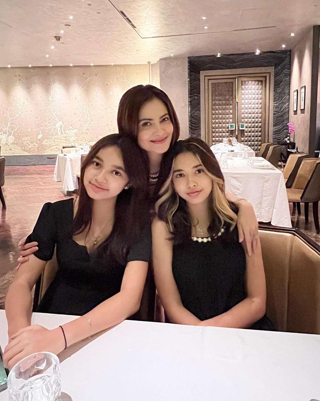 Cut Tari dan putri sambungnya