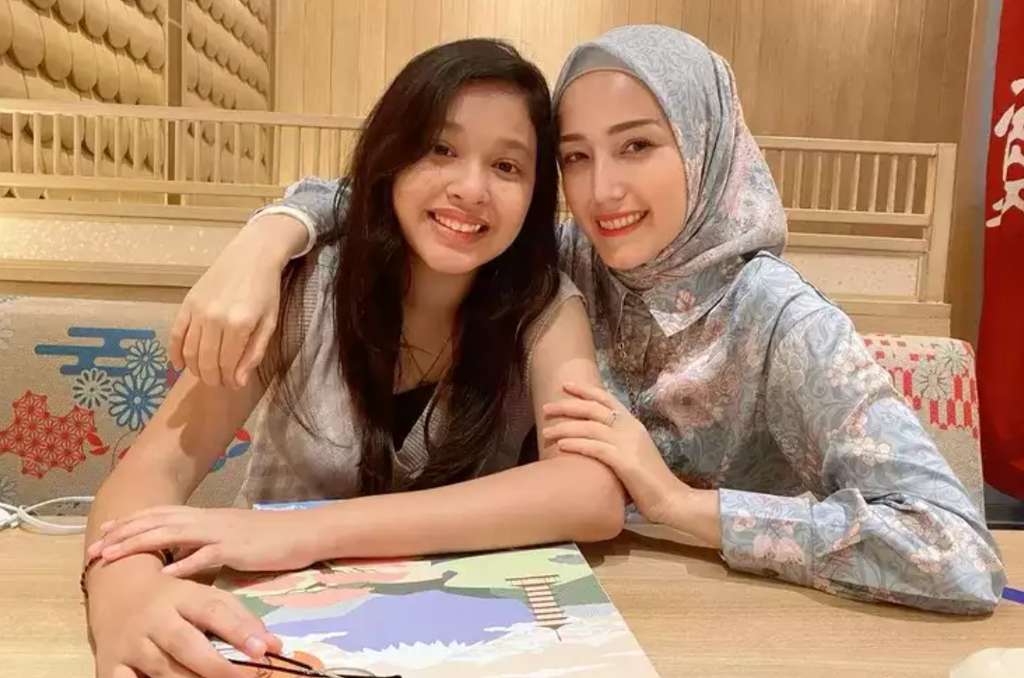 Adelia Pasha dan putrinya