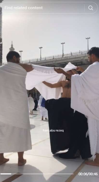 Momen Haru Tiga Pria Payungi Ibu dengan Selembar Kain Putih saat Sedang Shalat di Depan Ka’bah