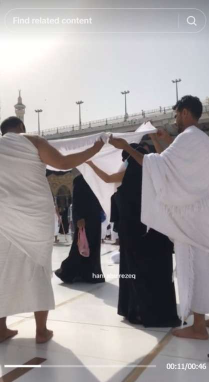 Momen Haru Tiga Pria Payungi Ibu dengan Selembar Kain Putih saat Sedang Shalat di Depan Ka’bah
