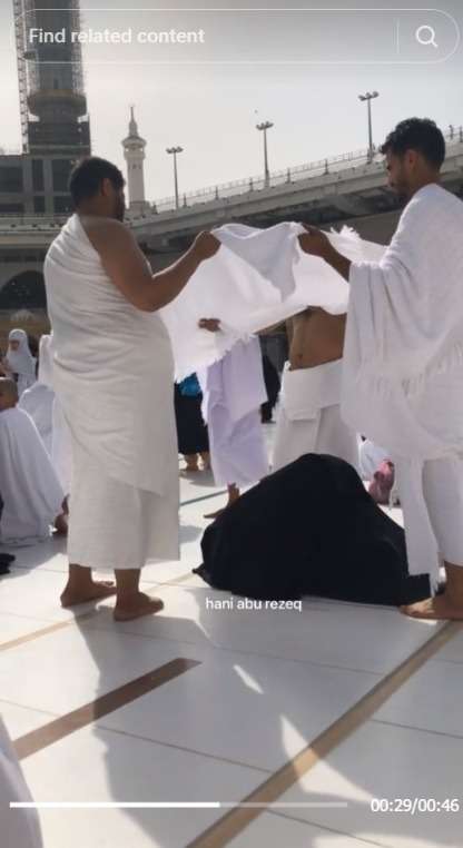 Momen Haru Tiga Pria Payungi Ibu dengan Selembar Kain Putih saat Sedang Shalat di Depan Ka’bah