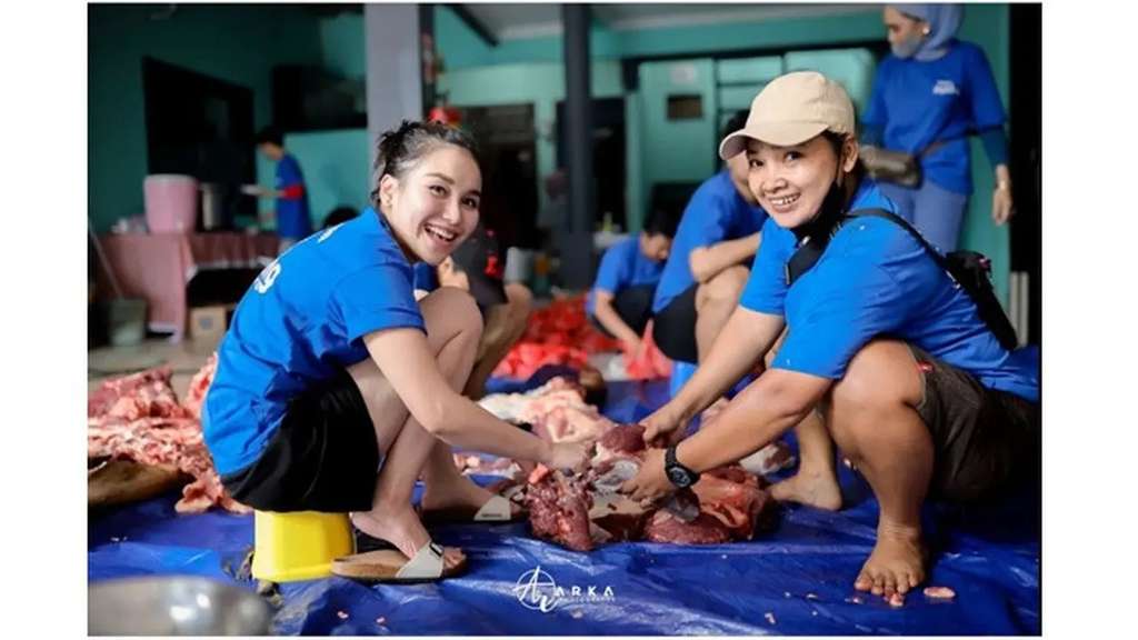 Ayu Ting Ting potong hewan kurban