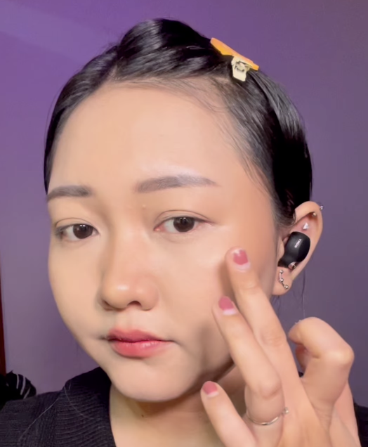 Memakai Lipstik