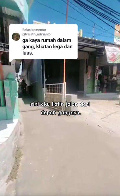 Rumah tua di gang sempit tapi terasa adem dan lega.