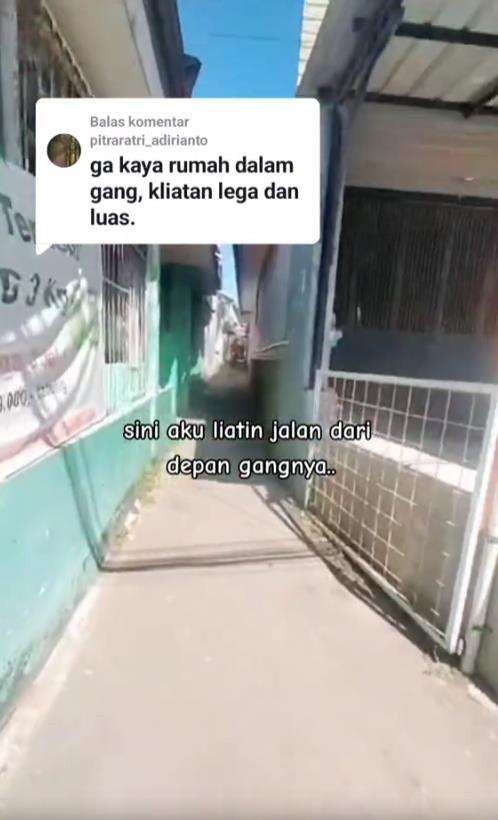 Rumah tua di gang sempit tapi terasa adem dan lega.