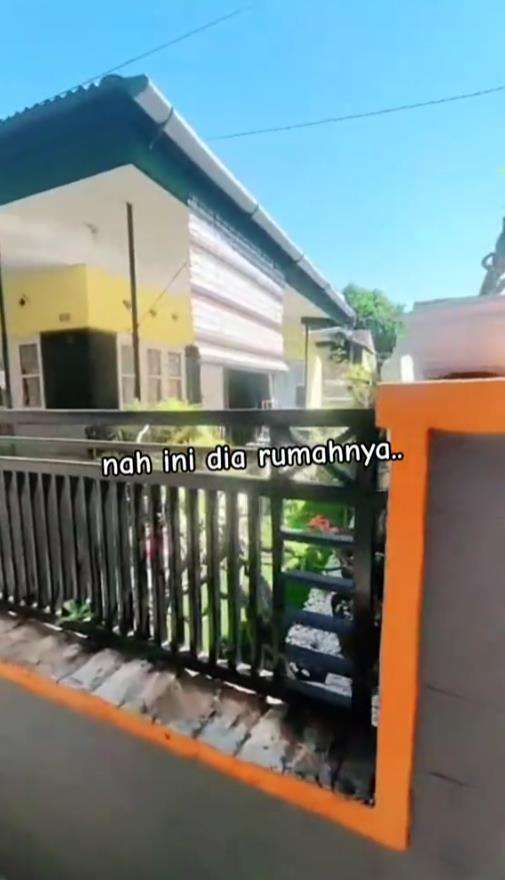 Rumah tua di gang sempit tapi terasa adem dan lega.