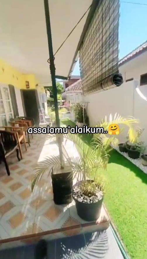 Rumah tua di gang sempit tapi terasa adem dan lega.