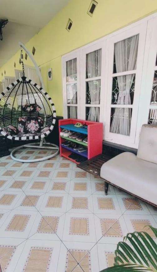 Rumah tua di gang sempit tapi terasa adem dan lega.