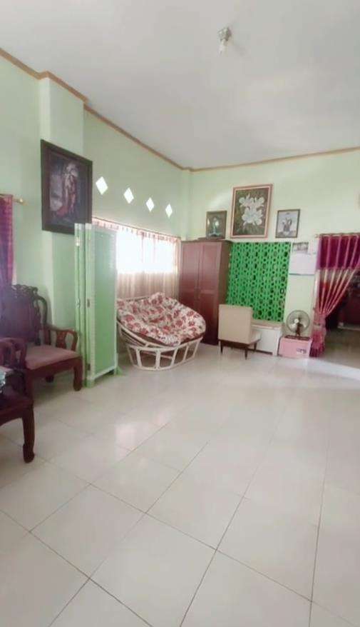 Rumah tua di gang sempit tapi terasa adem dan lega.