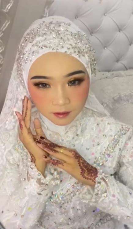 Wanita ini makeup sendiri pas akad nikah, hasilnya bikin berdecak kagum.