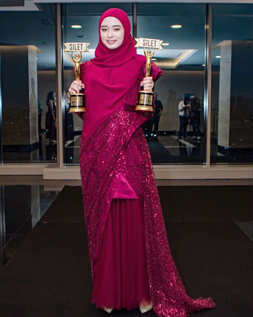 Inara Rusli dapat penghargaan Award Silet