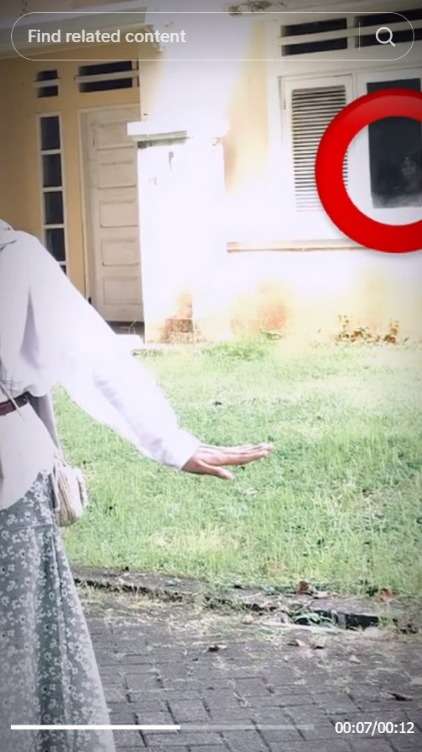 Viral Remaja Bikin Konten Depan Rumah Kosong, Sosok Nenek Dekat Jendela Tertangkap Kamera Bikin Merinding