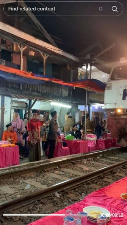 Momen Langka, Kondangan di Pinggir Rel Sampai Kereta yang Melintas Jadi Pelan-Pelan