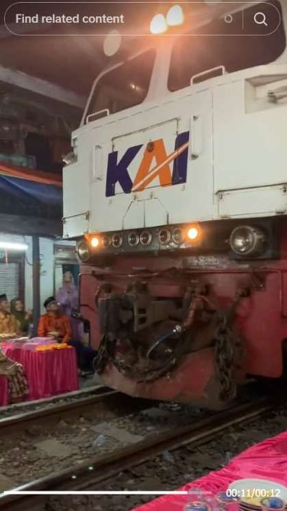 Momen Langka, Kondangan di Pinggir Rel Sampai Kereta yang Melintas Jadi Pelan-Pelan