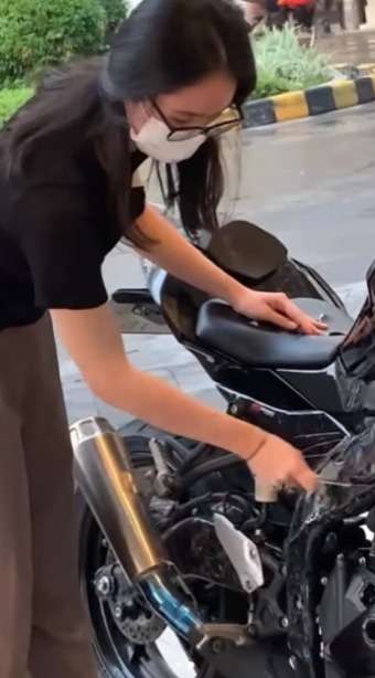 Viral Wanita Rusak Motor Ninja Pakai Pisau, Disayat-Sayat Sampai Jok Rusak dan Body Lecet
