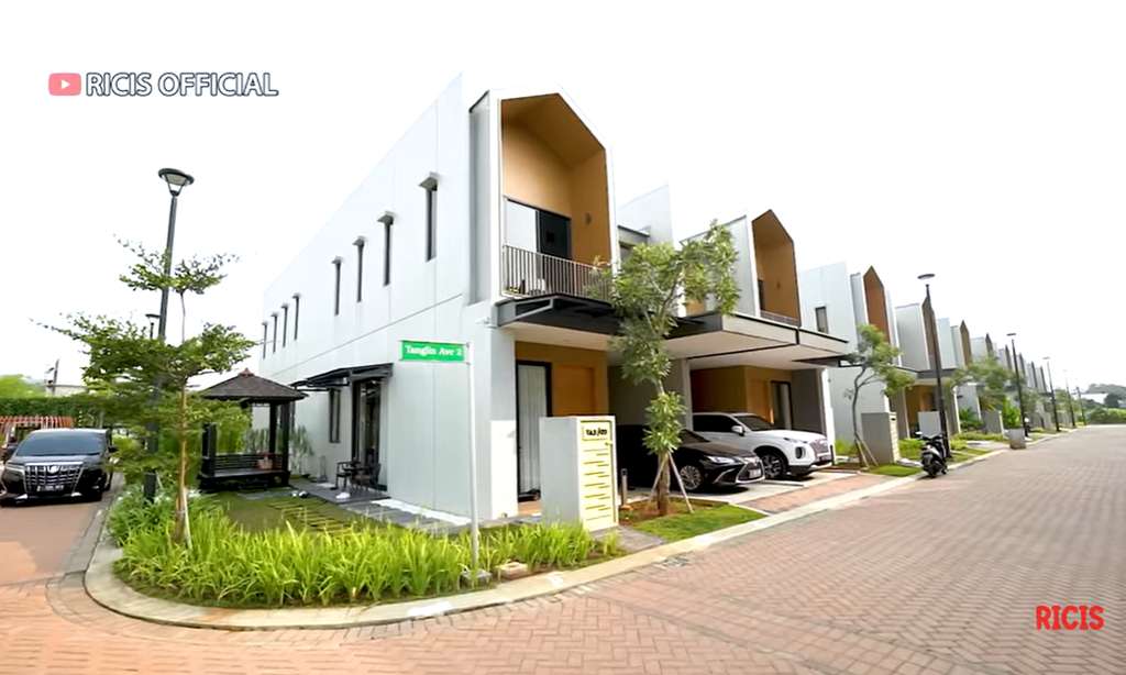 Potret Rumah Farida Nurhan (Foto: YouTube Ricis Official)
