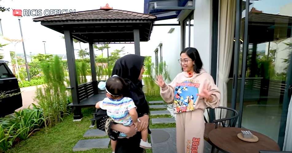 Potret Rumah Farida Nurhan (Foto: YouTube Ricis Official)