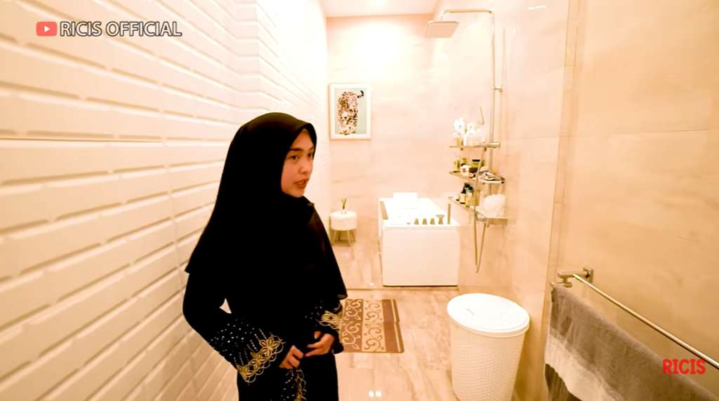 Potret Rumah Farida Nurhan (Foto: YouTube Ricis Official)