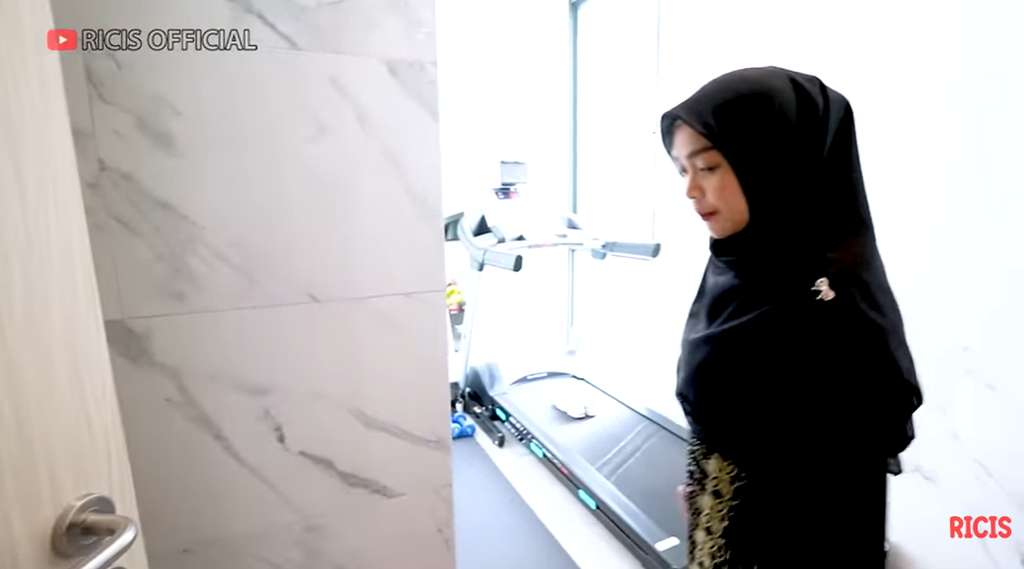 Potret Rumah Farida Nurhan (Foto: YouTube Ricis Official)