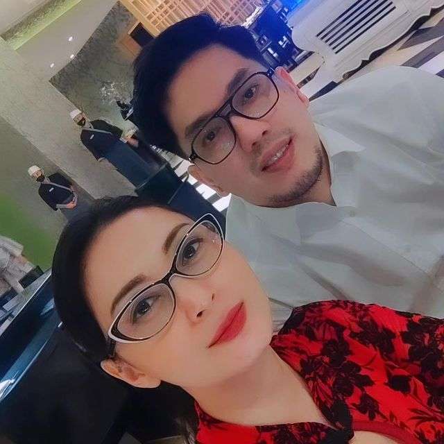 Della Puspita dan suami baru