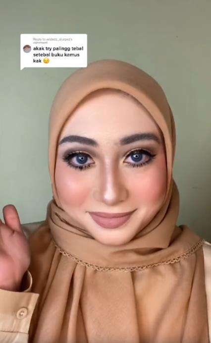 Pesona makeup tebal 10 lapis.