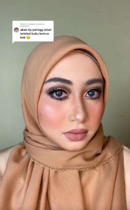 Pesona makeup tebal 10 lapis.
