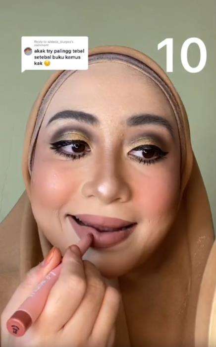 Pesona makeup tebal 10 lapis.