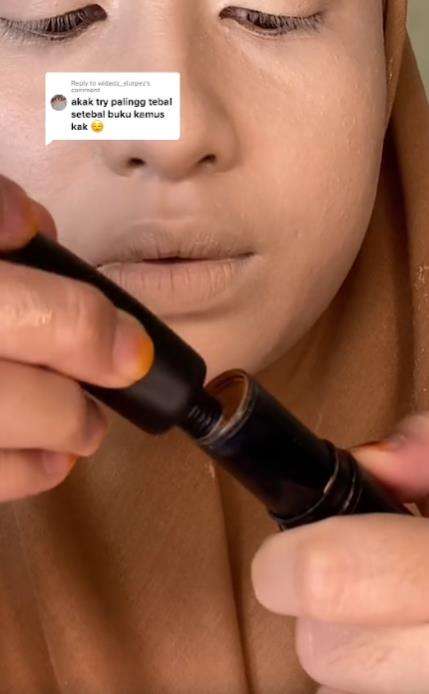 Pesona makeup tebal 10 lapis.