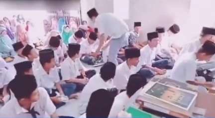 Siswa SMP Ditertawakan Temannya saat Adzan, Setelah Minum Suaranya Langsung Berubah Sampai Bikin Semua Tertunduk Diam