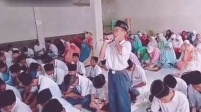 Siswa SMP Ditertawakan Temannya saat Adzan, Setelah Minum Suaranya Langsung Berubah Sampai Bikin Semua Tertunduk Diam