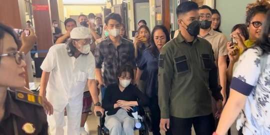 Datang Menggunakan Kursi Roda, Mantan Kekasih Mario Dandy Pingsan Usai Dicecar Jaksa di Tengah Persidangan