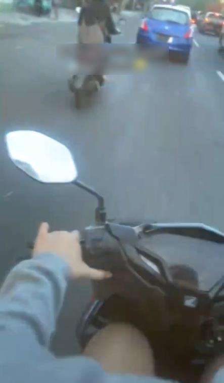 Dikejar polisi demi menghindari tilang malah kejebak jalan buntu.