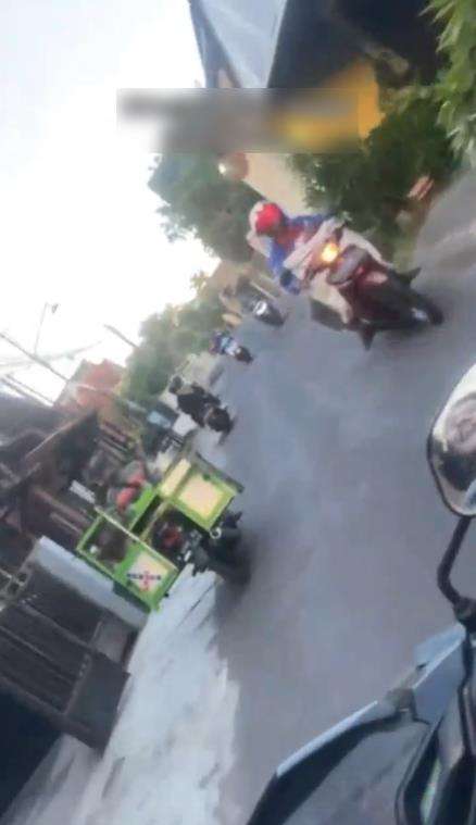Dikejar polisi demi menghindari tilang malah kejebak jalan buntu.