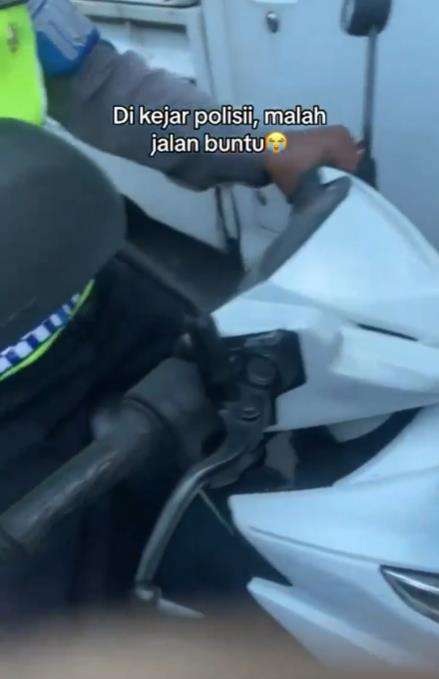 Dikejar polisi demi menghindari tilang malah kejebak jalan buntu.