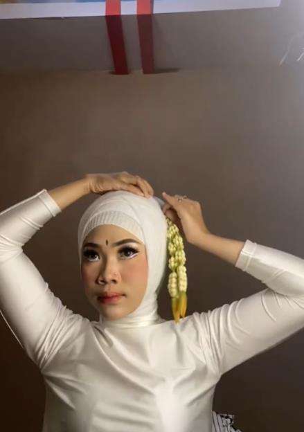 Pengantin makeup sendiri di acara akad nikah.