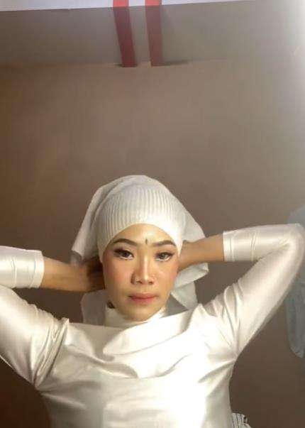 Pengantin makeup sendiri di acara akad nikah.