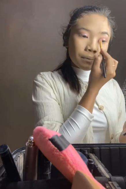 Pengantin makeup sendiri di acara akad nikah.
