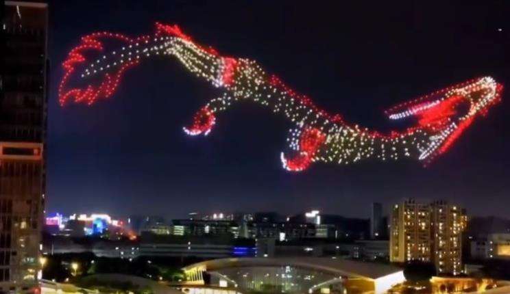 Penampakan naga terbang raksasa di langit malam kota.