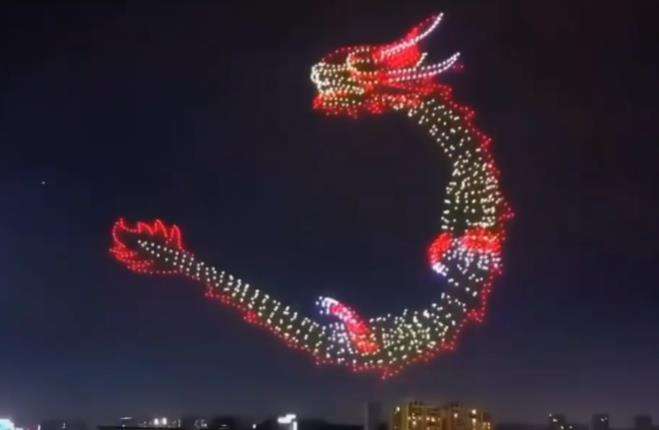 Penampakan naga terbang raksasa di langit malam kota.