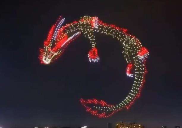 Penampakan naga terbang raksasa di langit malam kota.